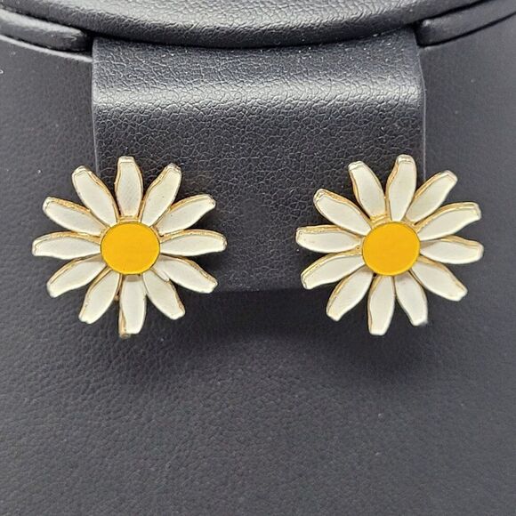 Vtg Daisy Flower Clip-On Earrings Gold-Tone‎ White Yellow Enamel Hippie Jewelry - Picture 1 of 5